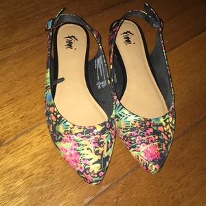 Foral leaves print pointed flats size 8.5